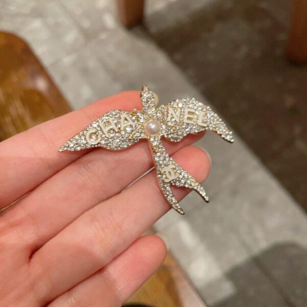 replica,repliche,fake,1:1,earrings,bracelet,ring,jewelry Nuovi modelli CHANEL sincronizzati nuova spilla Chanel (CI2M6)