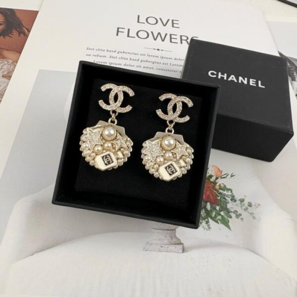 Orecchini Chanel in oro chiaro con doppia C e strass a forma di conchiglia e perle (36BYI)