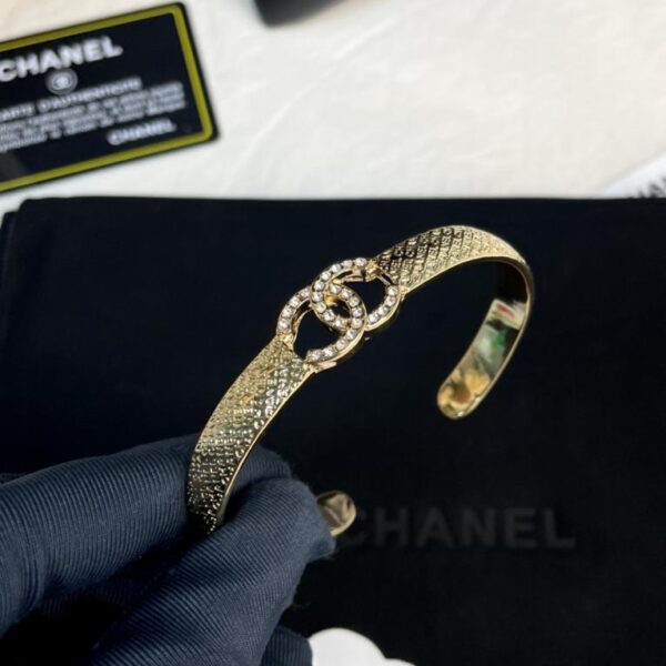 Bracciale aperto Chanel con doppia C in rilievo e diamanti (AVXKN)