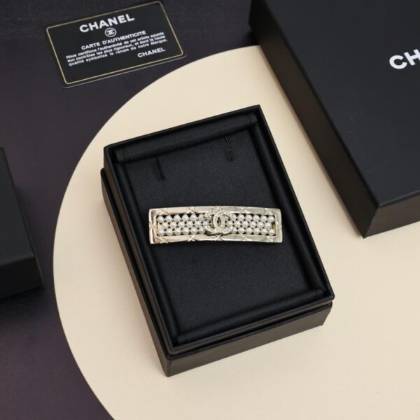 replica,repliche,fake,1:1,earrings,bracelet,ring,jewelry Forcina per capelli Chanel 25A realizzata a mano con diamanti quadrati e perle (XAS9C)