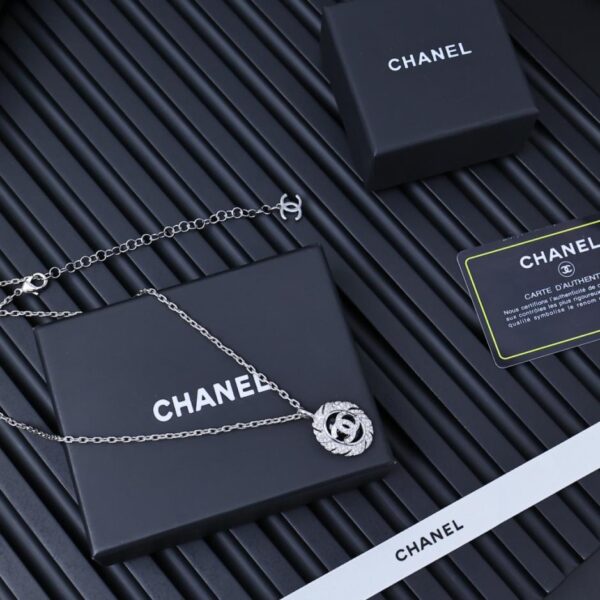 Collana Chanel 25s con piuma ovale e diamanti (LYOWL)