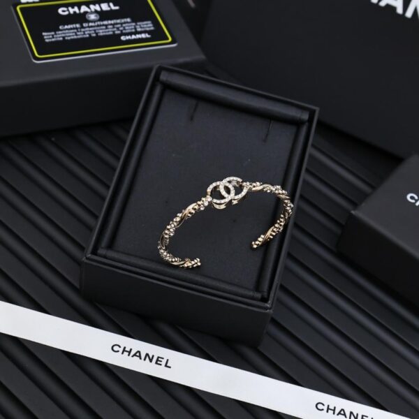 Bracciale Chanel aperto con doppia C intrecciata in oro e strass (7NOLS)