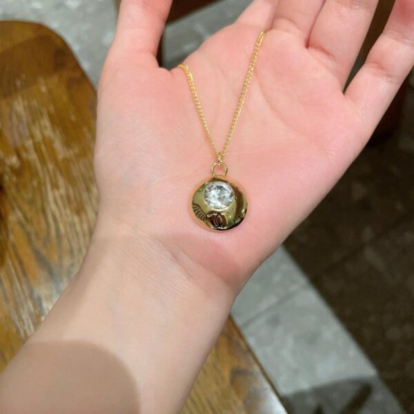 replica,repliche,fake,1:1,earrings,bracelet,ring,jewelry Collana vintage con lettera Chanel (XHL84)