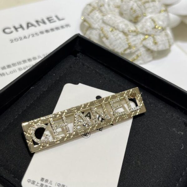 replica,repliche,fake,1:1,earrings,bracelet,ring,jewelry Spilla quadrata con diamanti cavi e lettera Chanel 25P nuova (YDFJR)
