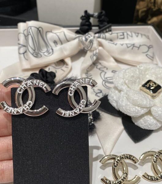 Orecchini Chanel 𝟐𝟓𝐜 con lettera doppia C in argento e smalto bianco (M44FP)