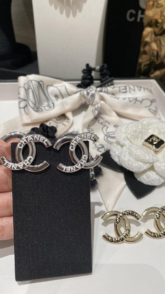 replica,repliche,fake,1:1,earrings,bracelet,ring,jewelry Orecchini Chanel πππ con lettera doppia C in argento e smalto bianco (M44FP) replica,repliche,fake,1:1,earrings,bracelet,ring,jewelry Orecchini Chanel πππ con lettera doppia C in argento e smalto bianco (M44FP)