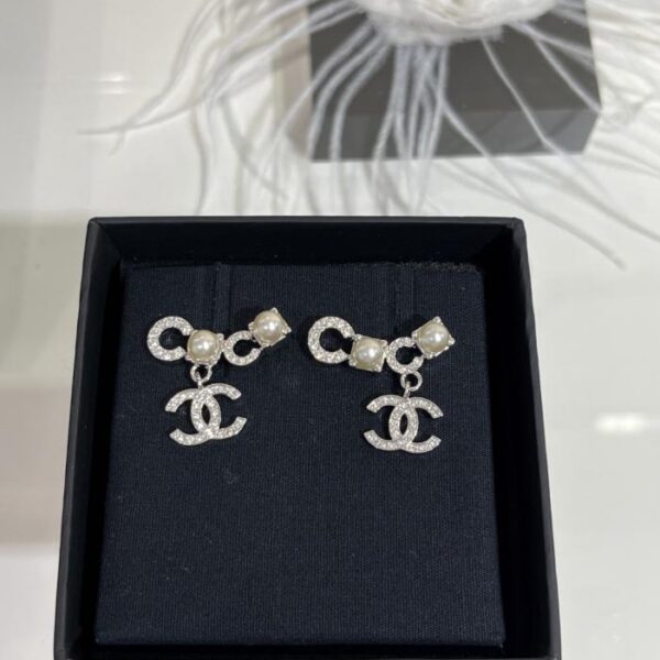 Orecchini pendenti Chanel con doppia C in argento e perle di cocco, anni '20, nuovi (OWPYB)