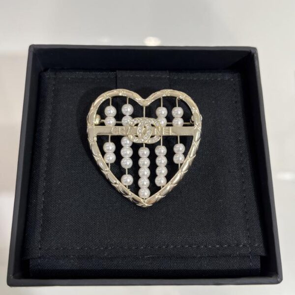 replica,repliche,fake,1:1,earrings,bracelet,ring,jewelry Spilla Chanel 25A in oro pieno di diamanti con doppia C e perle a forma di abaco (47LNX)
