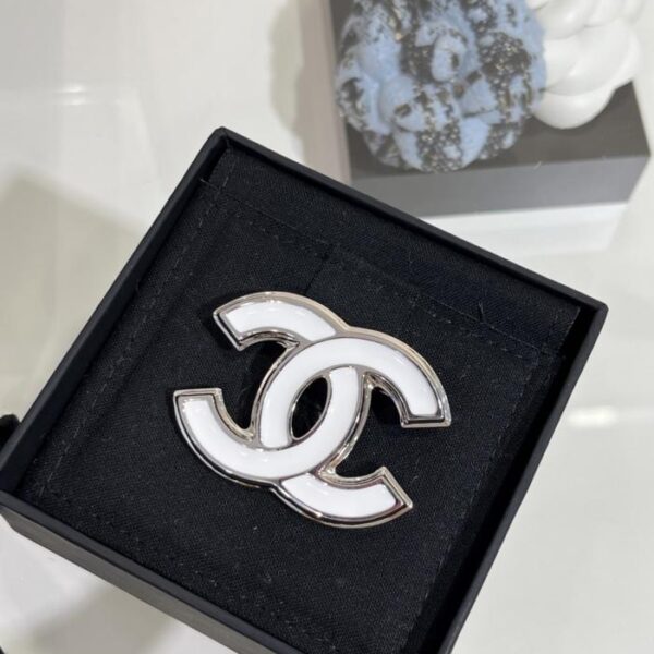replica,repliche,fake,1:1,earrings,bracelet,ring,jewelry Spilla Chanel in argento con doppia C in smalto bianco, anni ’20 (MKT3S)