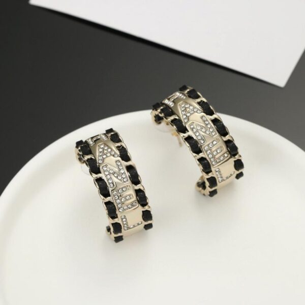 Orecchini a bottone in pelle nera Chanel (URFUD)