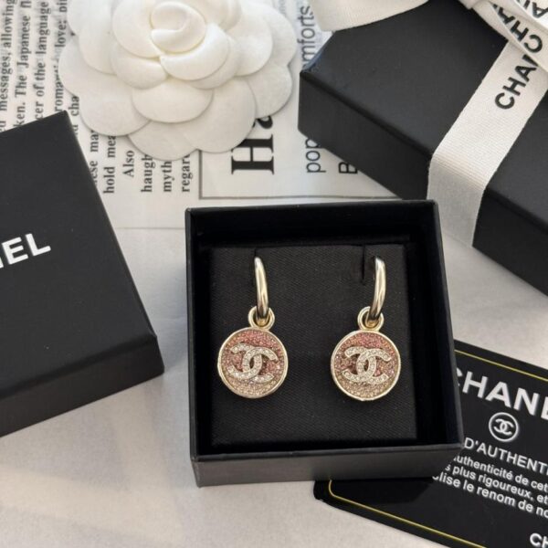 Orecchini Chanel 24P rotondi con strass sfumati (KK0E2)