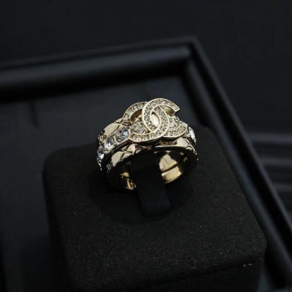 replica,repliche,fake,1:1,earrings,bracelet,ring,jewelry Anello Chanel in oro chiaro 25P con motivo a doppia C e diamanti, set di tre pezzi (UP5SS)