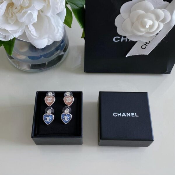 Orecchini Chanel a forma di cuore con strass blu e rosa (7PGVK)