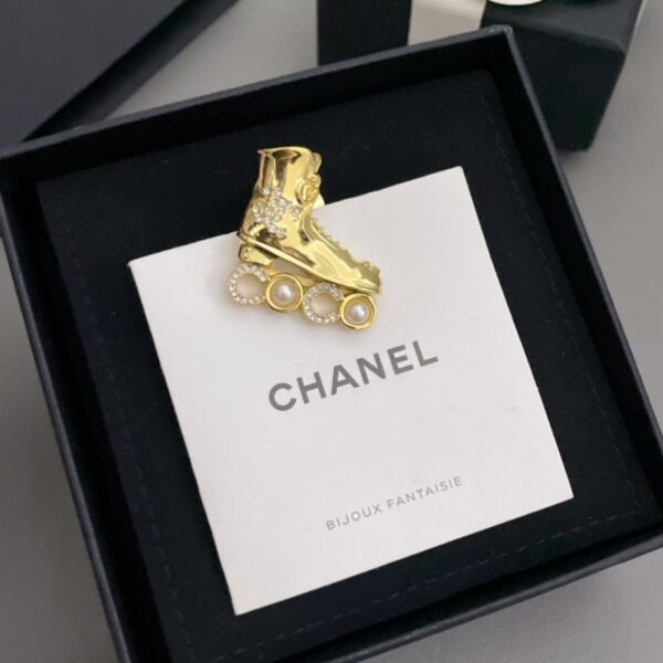replica,repliche,fake,1:1,earrings,bracelet,ring,jewelry Spilla Chanel con pattini a rotelle (4DPT3)
