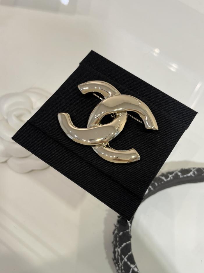 replica,repliche,fake,1:1,earrings,bracelet,ring,jewelry Spilla Chanel a doppia C intrecciata con specchio dorato, anni ’20 (B85MU) replica,repliche,fake,1:1,earrings,bracelet,ring,jewelry Spilla Chanel a doppia C intrecciata con specchio dorato, anni ’20 (B85MU)