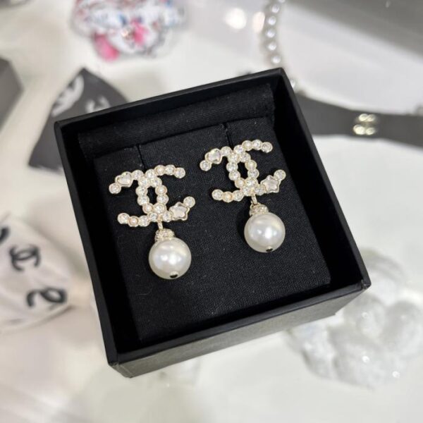 Orecchini Chanel 25P New Star in oro chiaro con doppia C e perle di cristallo (WHQ46)