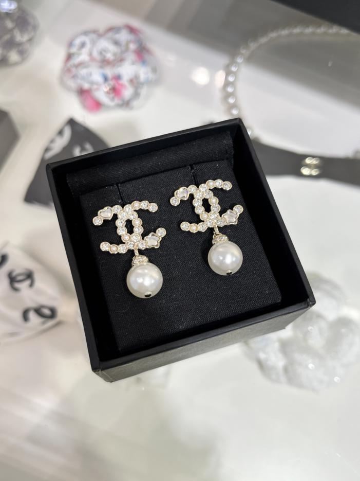 replica,repliche,fake,1:1,earrings,bracelet,ring,jewelry Orecchini Chanel 25P New Star in oro chiaro con doppia C e perle di cristallo (WHQ46) replica,repliche,fake,1:1,earrings,bracelet,ring,jewelry Orecchini Chanel 25P New Star in oro chiaro con doppia C e perle di cristallo (WHQ46)