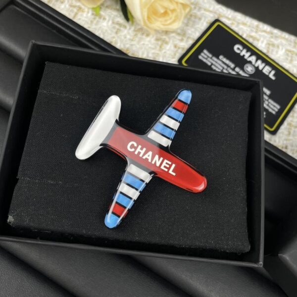 replica,repliche,fake,1:1,earrings,bracelet,ring,jewelry Spilla Chanel in resina acrilica a forma di aeroplano (8FPD4)