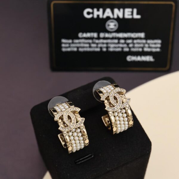 Orecchini Chanel 25A artigianali con diamanti quadrati e perle (88TNL)