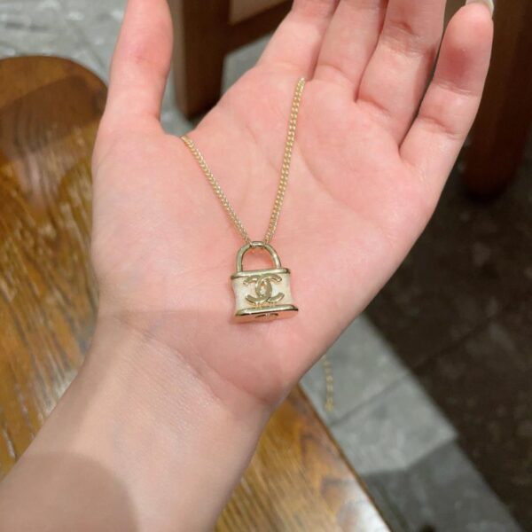 replica,repliche,fake,1:1,earrings,bracelet,ring,jewelry Collana vintage con lettera Chanel (ADWF7)