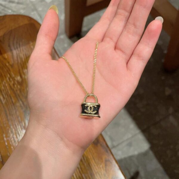 replica,repliche,fake,1:1,earrings,bracelet,ring,jewelry Collana vintage con lettera Chanel (V8TYP)