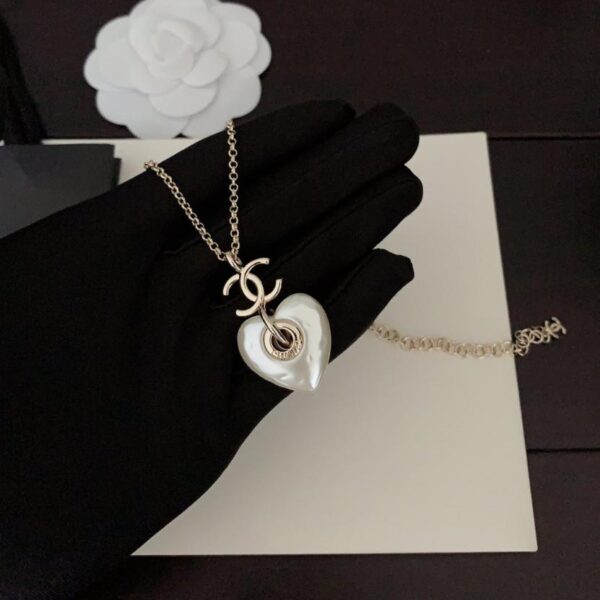 replica,repliche,fake,1:1,earrings,bracelet,ring,jewelry Nuova collana Chanel con cuore bianco in ottone ZP (FGQQU)