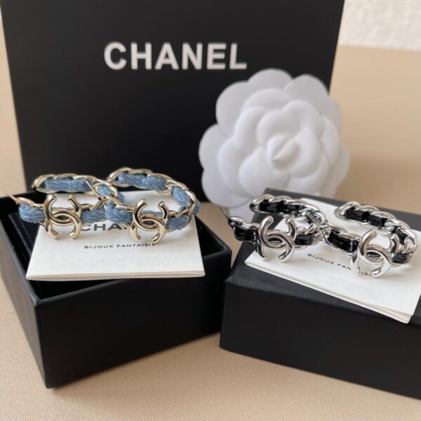 Orecchini Chanel in denim da 25 pence (IVKTL)