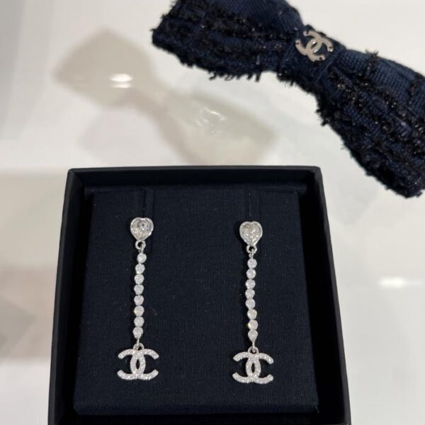 Orecchini Chanel 25s in argento con doppia C e diamanti, nuovi e lunghi, con doppia C classica + diamante + catena a maglie di diamanti (JL24C)