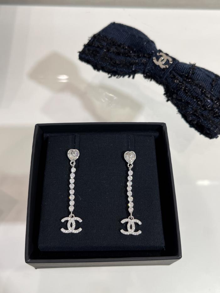 replica,repliche,fake,1:1,earrings,bracelet,ring,jewelry Orecchini Chanel 25s in argento con doppia C e diamanti, nuovi e lunghi, con doppia C classica + diamante + catena a maglie di diamanti (JL24C) replica,repliche,fake,1:1,earrings,bracelet,ring,jewelry Orecchini Chanel 25s in argento con doppia C e diamanti, nuovi e lunghi, con doppia C classica + diamante + catena a maglie di diamanti (JL24C)