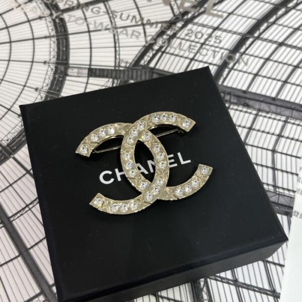 replica,repliche,fake,1:1,earrings,bracelet,ring,jewelry Spilla Chanel doppia C in oro 25 centesimi con motivo a diamanti (ZHMO0)