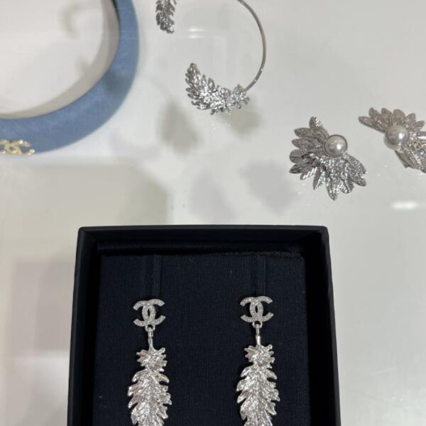 Orecchini Chanel 25s in argento con doppia C e diamanti (2JEKZ)
