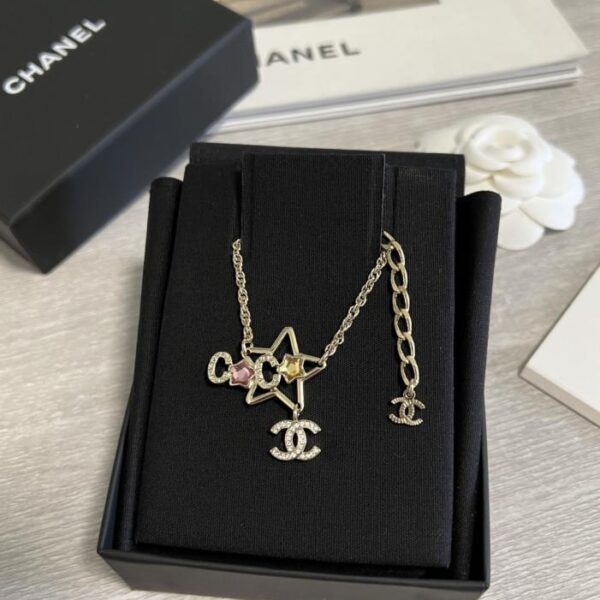Collana e orecchini della nuova collezione Chanel 25P con stelle di cristallo rosa (AZPZK)