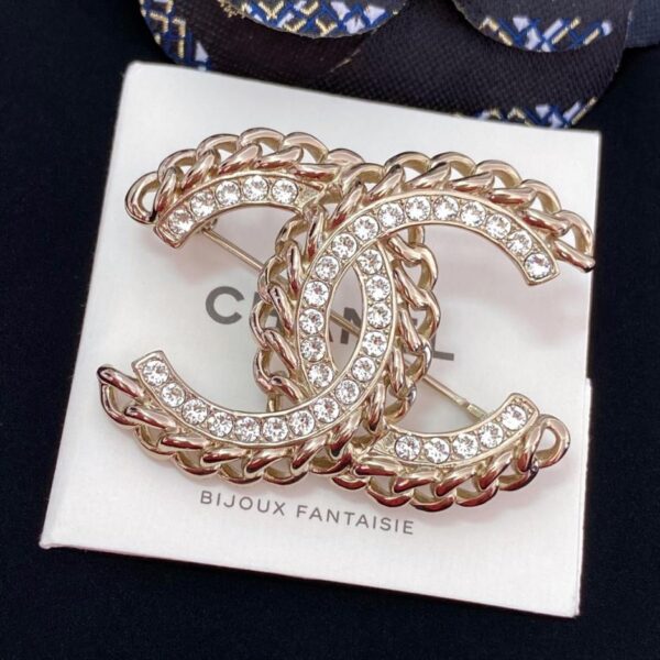 replica,repliche,fake,1:1,earrings,bracelet,ring,jewelry La spilla Chanel Double C ha i bordi scavati e la doppia C centrale è impreziosita da cristalli Swarovski (BM08W)