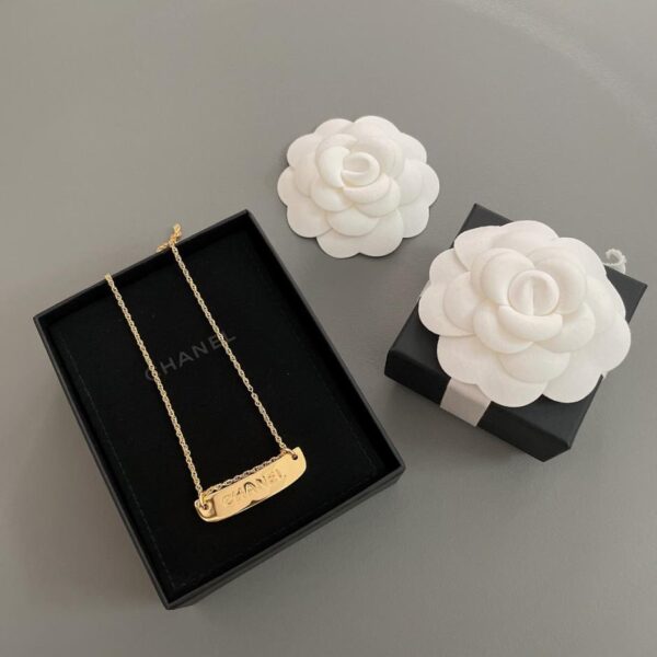 Collana con lettera Chanel serie Vintage (358BV)