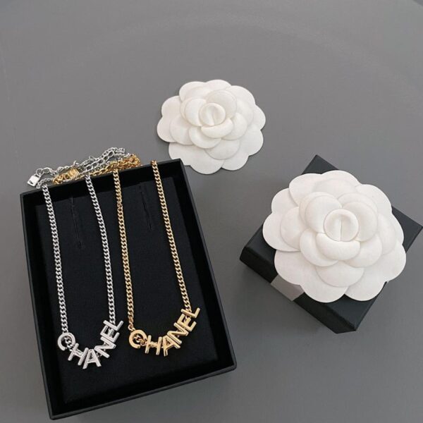 Collana con lettera Chanel modello vintage (8MDPJ)
