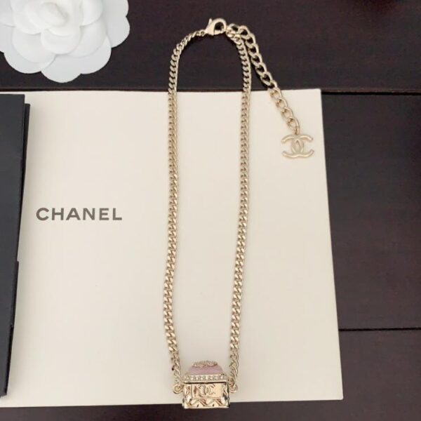 replica,repliche,fake,1:1,earrings,bracelet,ring,jewelry L’ultima borsa in resina rosa e la collana in ottone di Chanel (IA72S)