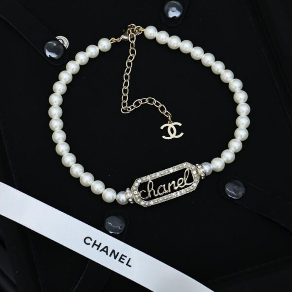 Collana di perle CHANEL con lettere quadrate cave (K13VV)