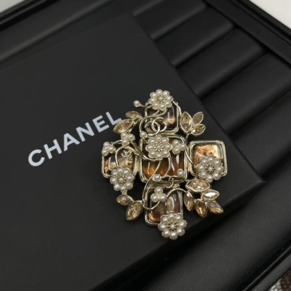 replica,repliche,fake,1:1,earrings,bracelet,ring,jewelry Spilla Chanel in ambra e perle con spiga di grano e foglia lavorata a telaio pesante (K21DU)
