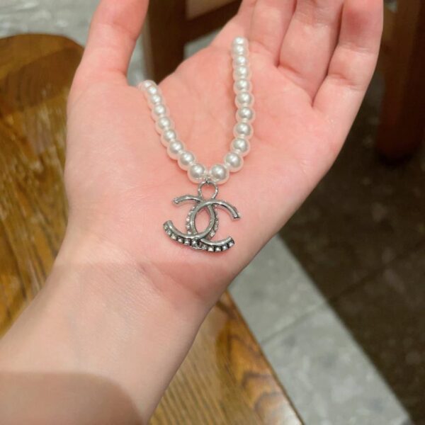 Collana vintage con lettera Chanel (5VOZ0)