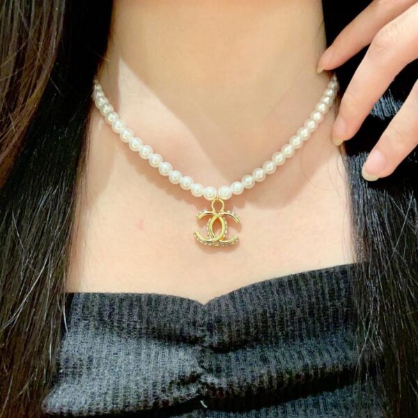 Collana vintage con lettera Chanel (QI4KP)