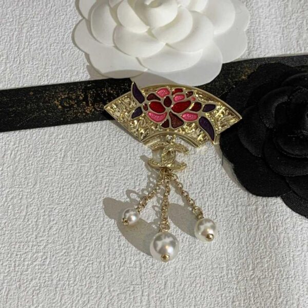 replica,repliche,fake,1:1,earrings,bracelet,ring,jewelry Spilla Chanel 25A con motivo a diamante e cuore cavo + perla (DMJG3)