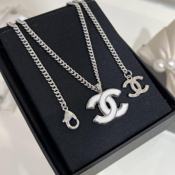 Collana Chanel 25s nuova in argento con doppia C in smalto bianco (BAERL)