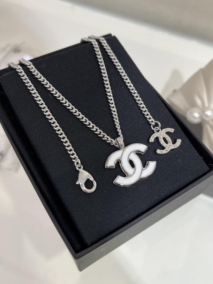 replica,repliche,fake,1:1,earrings,bracelet,ring,jewelry Collana Chanel 25s nuova in argento con doppia C in smalto bianco (BAERL) replica,repliche,fake,1:1,earrings,bracelet,ring,jewelry Collana Chanel 25s nuova in argento con doppia C in smalto bianco (BAERL)