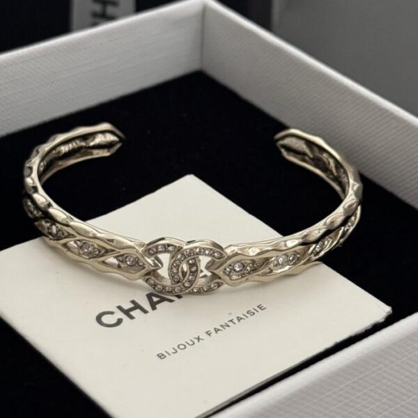 replica,repliche,fake,1:1,earrings,bracelet,ring,jewelry Bracciale aperto Chanel con doppia C in strass dorati (VIEHJ)