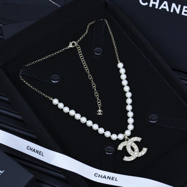 replica,repliche,fake,1:1,earrings,bracelet,ring,jewelry Collana di perle con doppia lettera C e cuore in oro chiaro Chanel 25P (FK7MN)