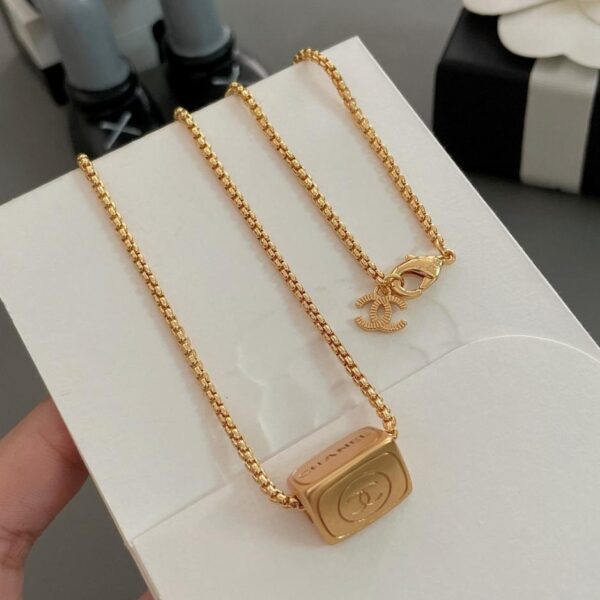 replica,repliche,fake,1:1,earrings,bracelet,ring,jewelry Collana con lettera triangolare Chanel (92HXX)