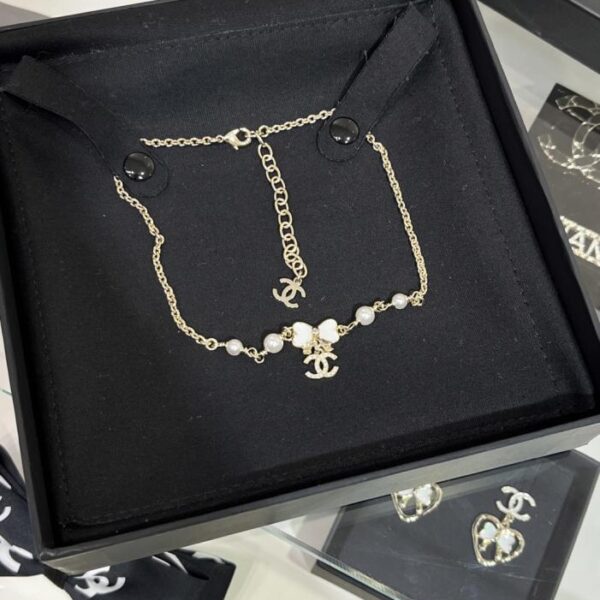 replica,repliche,fake,1:1,earrings,bracelet,ring,jewelry Collana girocollo con perle e fiocco in smalto bianco con doppia C e diamanti Chanel 25P, nuova, in smalto bianco (D1FD4)