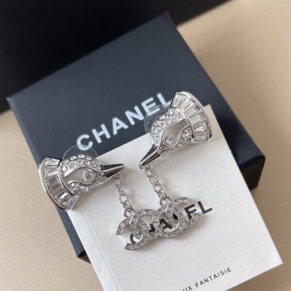 Orecchini Chanel nuovi anni '20 a forma di uccello con cristalli intarsiati e finiture in argento (MMBY9)