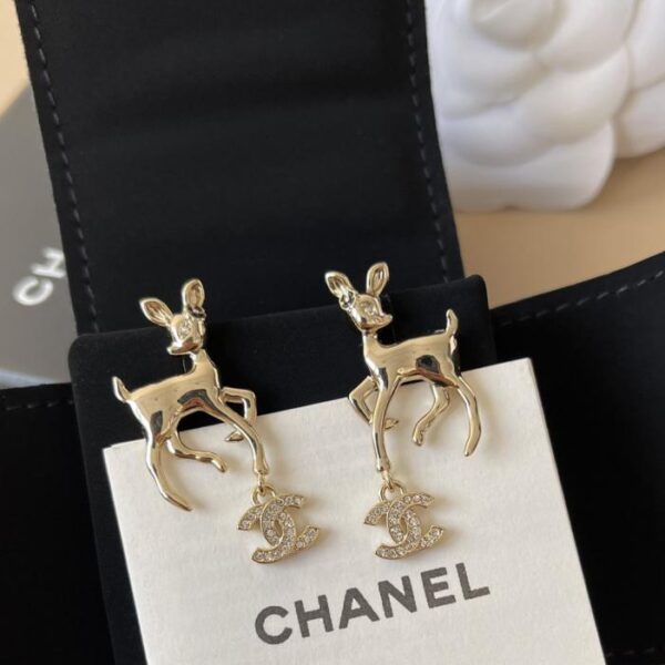 Orecchini Chanel da 25 pence con cristalli di cervo incastonati e doppia C (K1Y7I)