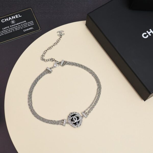 Collana multistrato Chanel 25s con piuma ovale e diamanti (C4CLM)